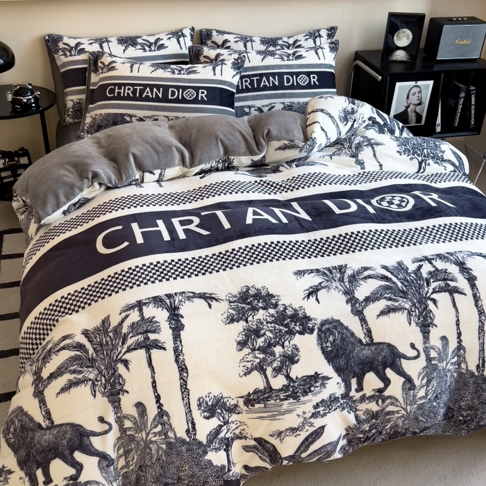 91家纺网 家纺一手货源 找家纺 鸿森林 2025新款牛奶绒大版数码印花轻奢风系列四件套 森迪格调