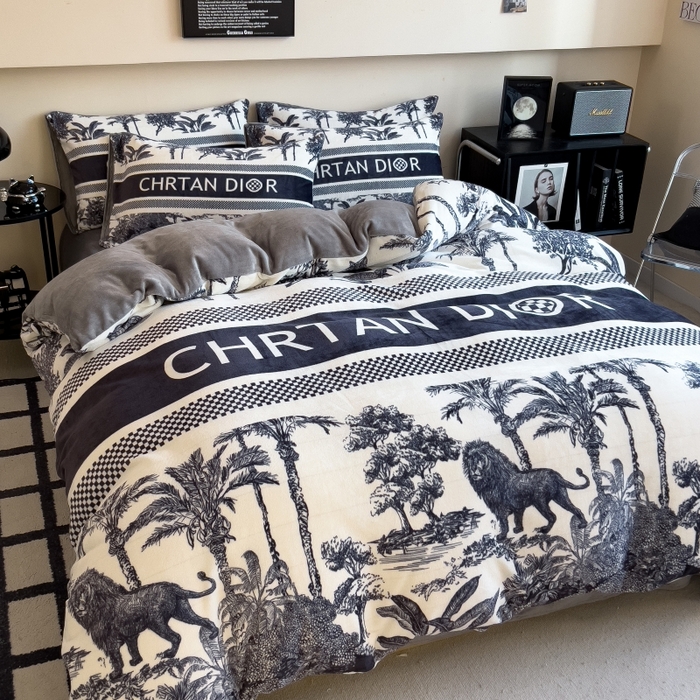 91家纺网 家纺一手货源 找家纺 鸿森林 2025新款牛奶绒大版数码印花轻奢风系列四件套 森迪格调