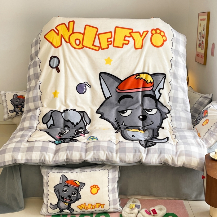 91家纺网 家纺一手货源 找家纺 鸿森林 2025新款牛奶绒大版数码印花喜羊羊与灰太狼系列四件套 亲子乐园