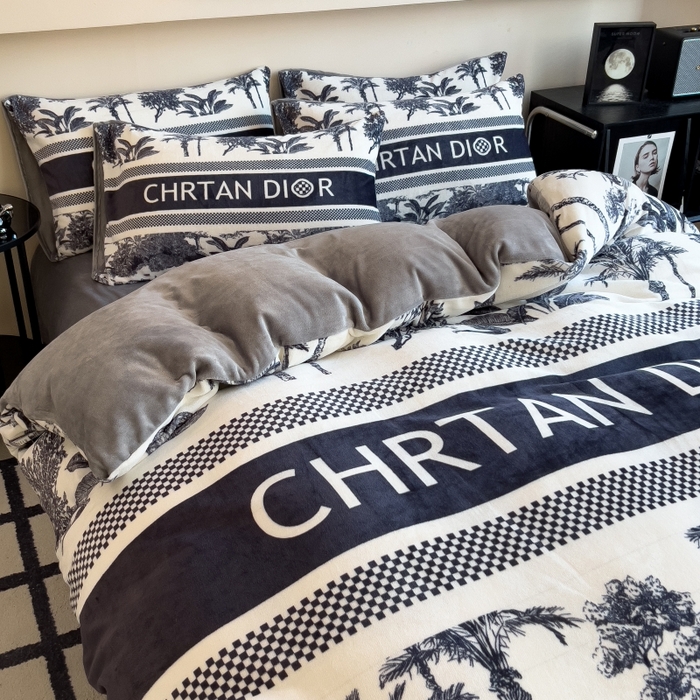 91家纺网 家纺一手货源 找家纺 鸿森林 2025新款牛奶绒大版数码印花轻奢风系列四件套 森迪格调