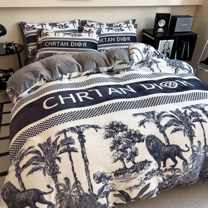 91家纺网 家纺一手货源 找家纺 鸿森林 2025新款牛奶绒大版数码印花轻奢风系列四件套 森迪格调