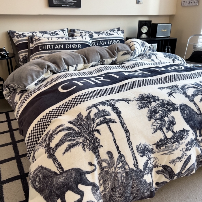 91家纺网 家纺一手货源 找家纺 鸿森林 2025新款牛奶绒大版数码印花轻奢风系列四件套 森迪格调