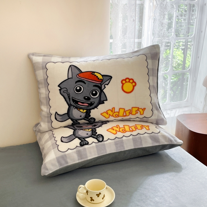 91家纺网 家纺一手货源 找家纺 鸿森林 2025新款牛奶绒大版数码印花喜羊羊与灰太狼系列四件套 亲子乐园