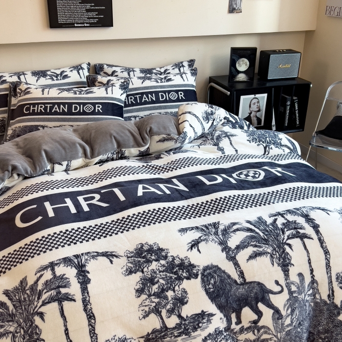 91家纺网 家纺一手货源 找家纺 鸿森林 2025新款牛奶绒大版数码印花轻奢风系列四件套 森迪格调