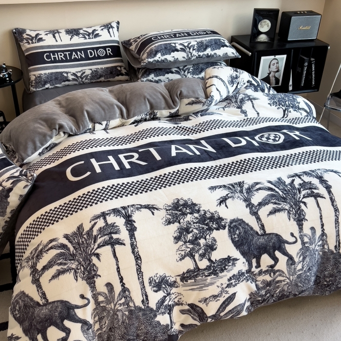 91家纺网 家纺一手货源 找家纺 鸿森林 2025新款牛奶绒大版数码印花轻奢风系列四件套 森迪格调