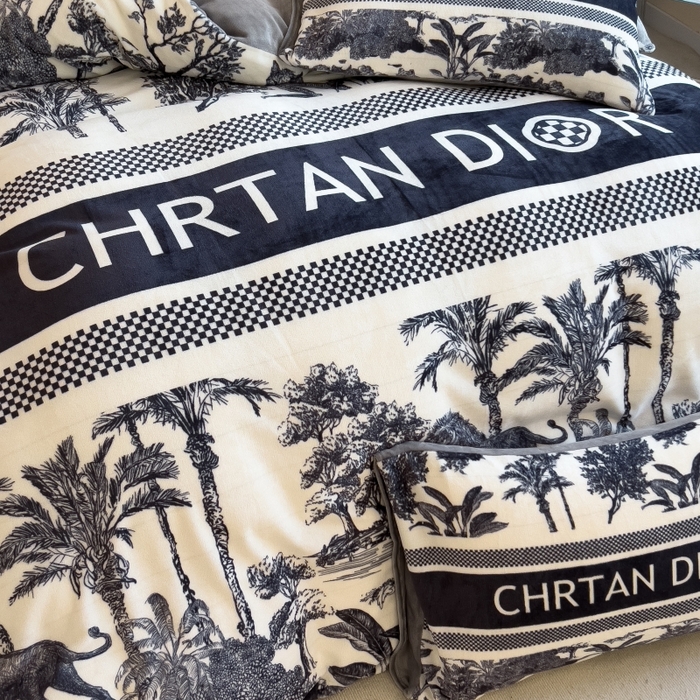 91家纺网 家纺一手货源 找家纺 鸿森林 2025新款牛奶绒大版数码印花轻奢风系列四件套 森迪格调