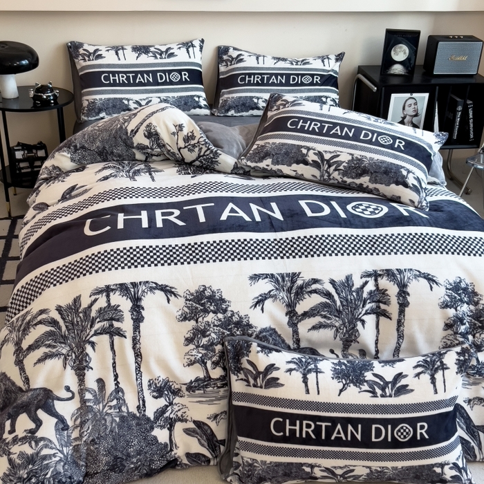 91家纺网 家纺一手货源 找家纺 鸿森林 2025新款牛奶绒大版数码印花轻奢风系列四件套 森迪格调