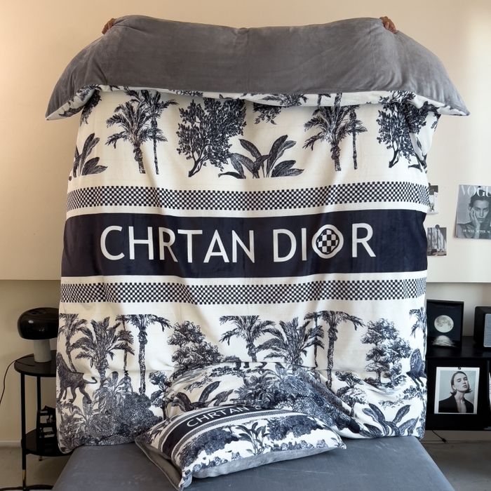 91家纺网 家纺一手货源 找家纺 鸿森林 2025新款牛奶绒大版数码印花轻奢风系列四件套 森迪格调