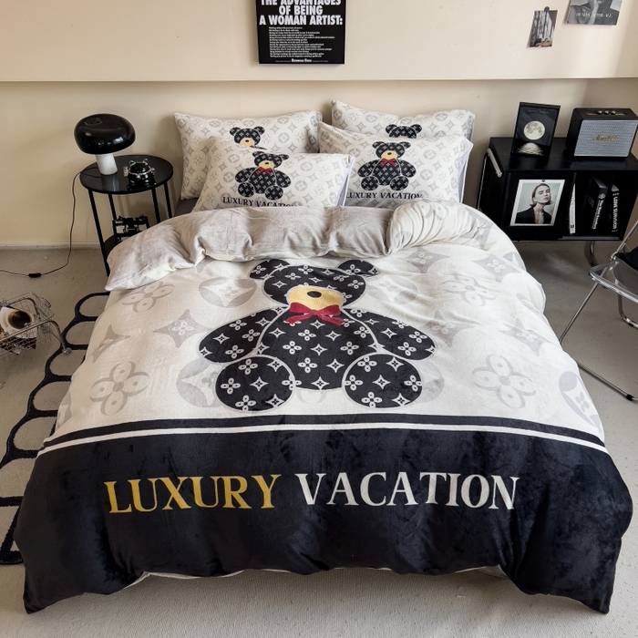 91家纺网 家纺一手货源 找家纺 鸿森林 2025新款牛奶绒大版数码印花轻奢风系列四件套 小熊世界