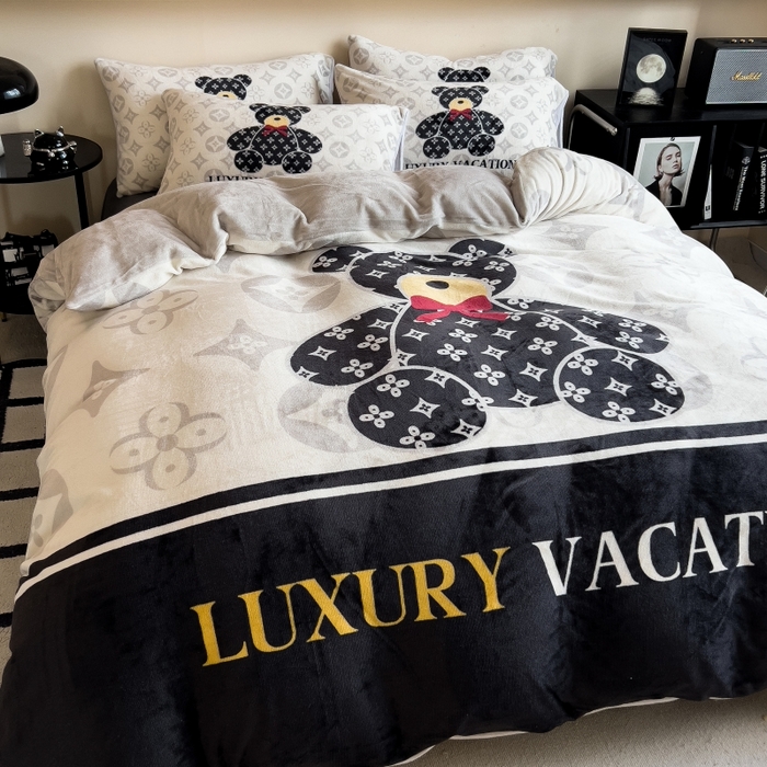 91家纺网 家纺一手货源 找家纺 鸿森林 2025新款牛奶绒大版数码印花轻奢风系列四件套 小熊世界