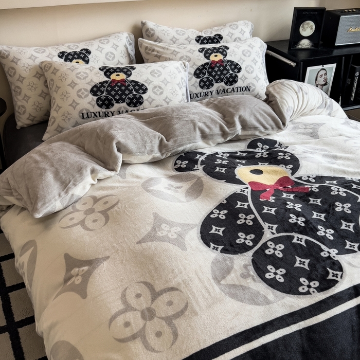 91家纺网 家纺一手货源 找家纺 鸿森林 2025新款牛奶绒大版数码印花轻奢风系列四件套 小熊世界