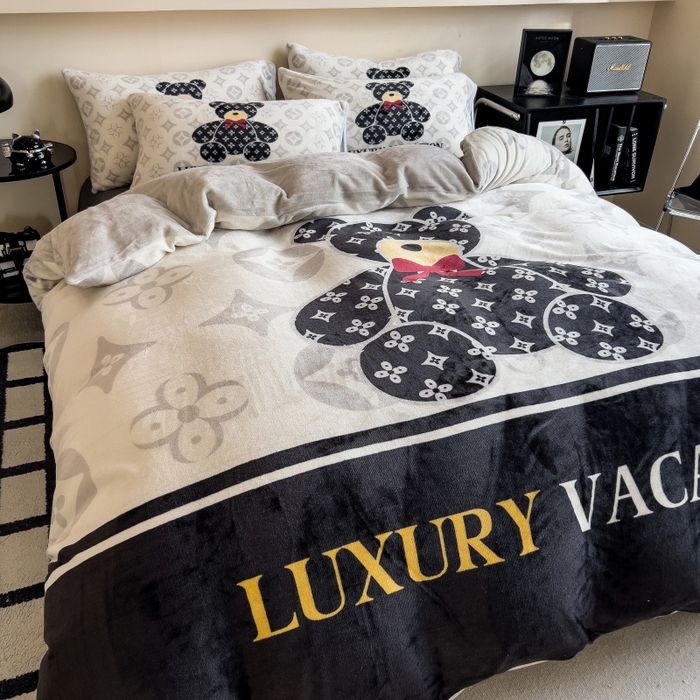 91家纺网 家纺一手货源 找家纺 鸿森林 2025新款牛奶绒大版数码印花轻奢风系列四件套 小熊世界