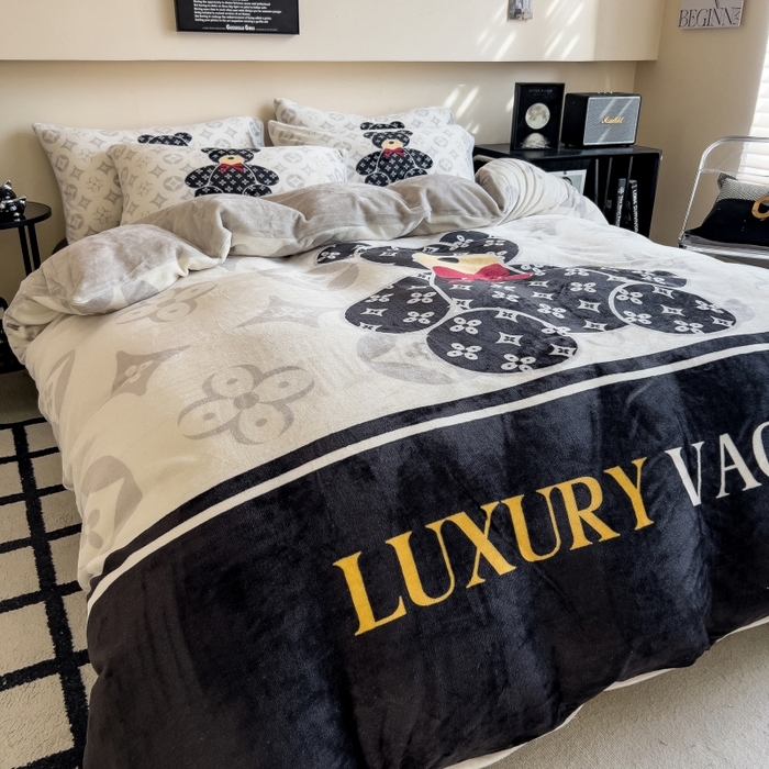 91家纺网 家纺一手货源 找家纺 鸿森林 2025新款牛奶绒大版数码印花轻奢风系列四件套 小熊世界