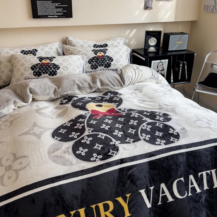 91家纺网 家纺一手货源 找家纺 鸿森林 2025新款牛奶绒大版数码印花轻奢风系列四件套 小熊世界