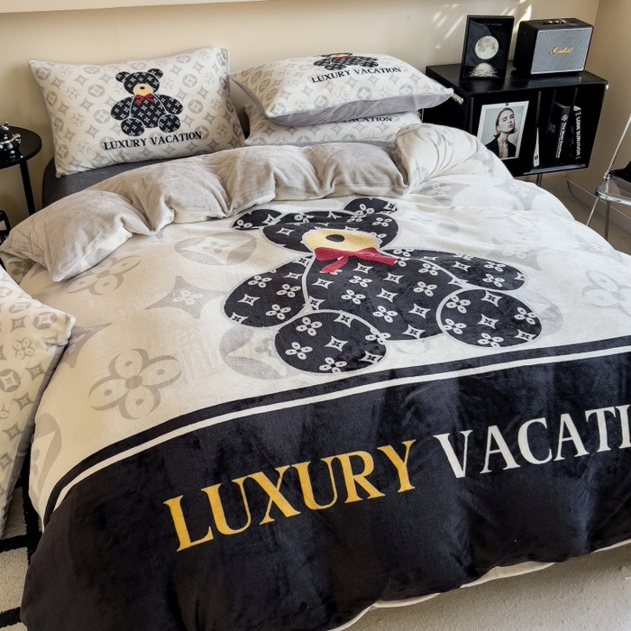 91家纺网 家纺一手货源 找家纺 鸿森林 2025新款牛奶绒大版数码印花轻奢风系列四件套 小熊世界