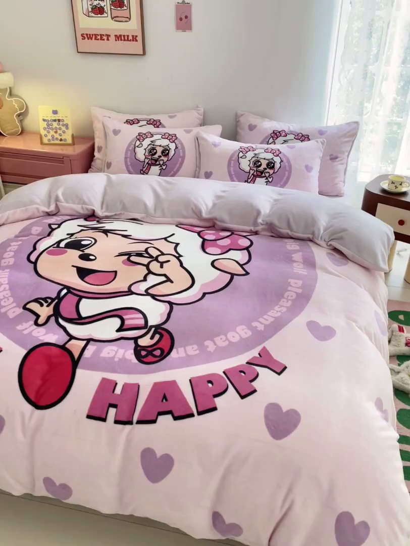 91家纺网 家纺一手货源 找家纺 鸿森林 2025新款牛奶绒大版数码印花喜羊羊与灰太狼系列四件套 青春时光