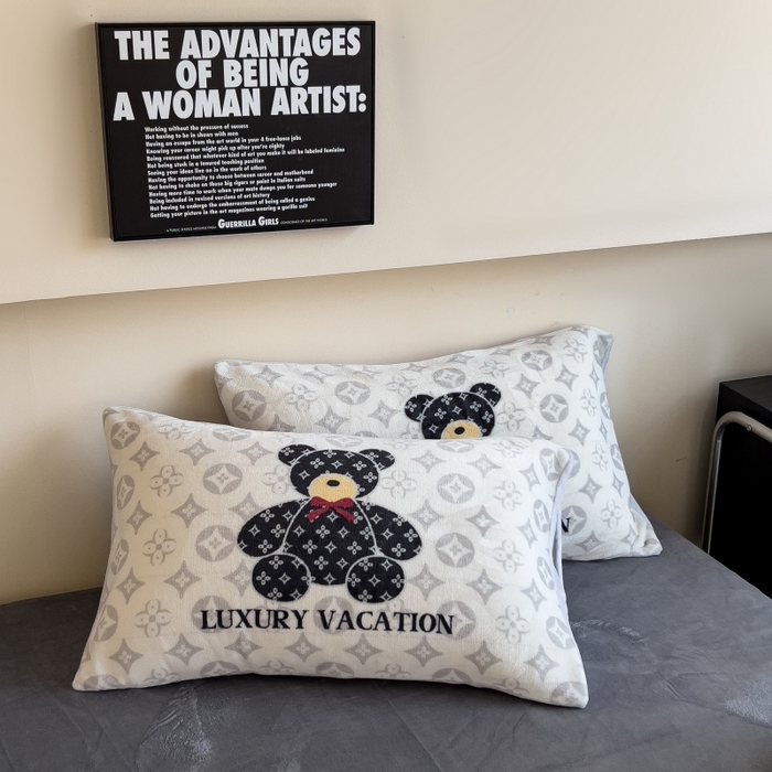 91家纺网 家纺一手货源 找家纺 鸿森林 2025新款牛奶绒大版数码印花轻奢风系列四件套 小熊世界