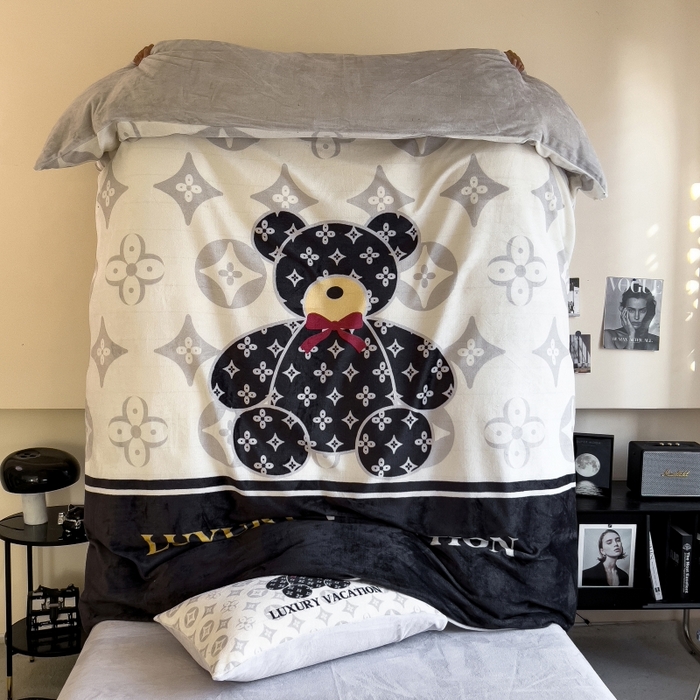 91家纺网 家纺一手货源 找家纺 鸿森林 2025新款牛奶绒大版数码印花轻奢风系列四件套 小熊世界