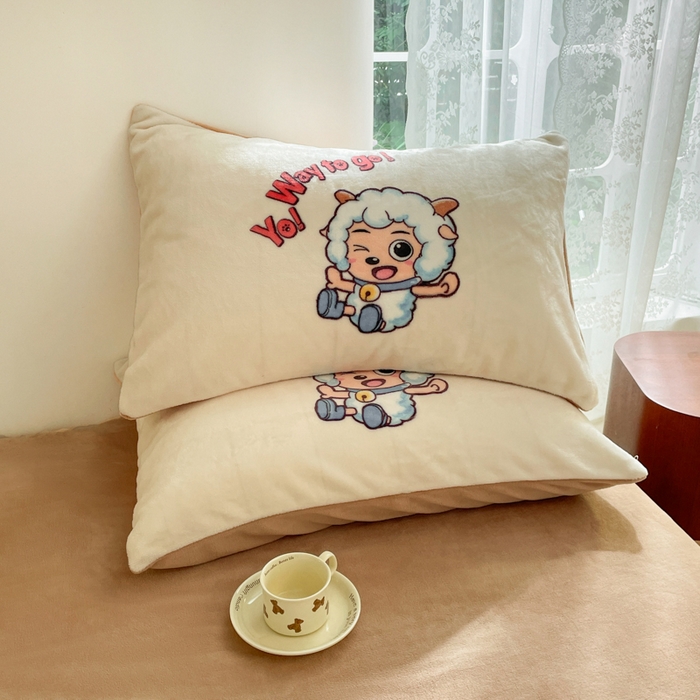 91家纺网 家纺一手货源 找家纺 鸿森林 2025新款牛奶绒大版数码印花喜羊羊与灰太狼系列四件套 淘淘假日