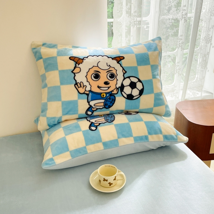 91家纺网 家纺一手货源 找家纺 鸿森林 2025新款牛奶绒大版数码印花喜羊羊与灰太狼系列四件套 体育之星