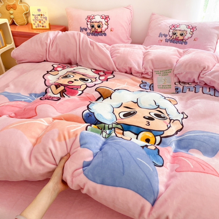 91家纺网 家纺一手货源 找家纺 鸿森林 2025新款牛奶绒大版数码印花喜羊羊与灰太狼系列四件套 甜心伙伴