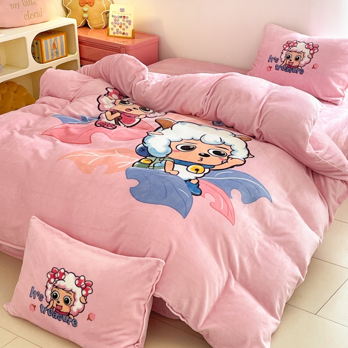 91家纺网 家纺一手货源 找家纺 鸿森林 2025新款牛奶绒大版数码印花喜羊羊与灰太狼系列四件套 甜心伙伴