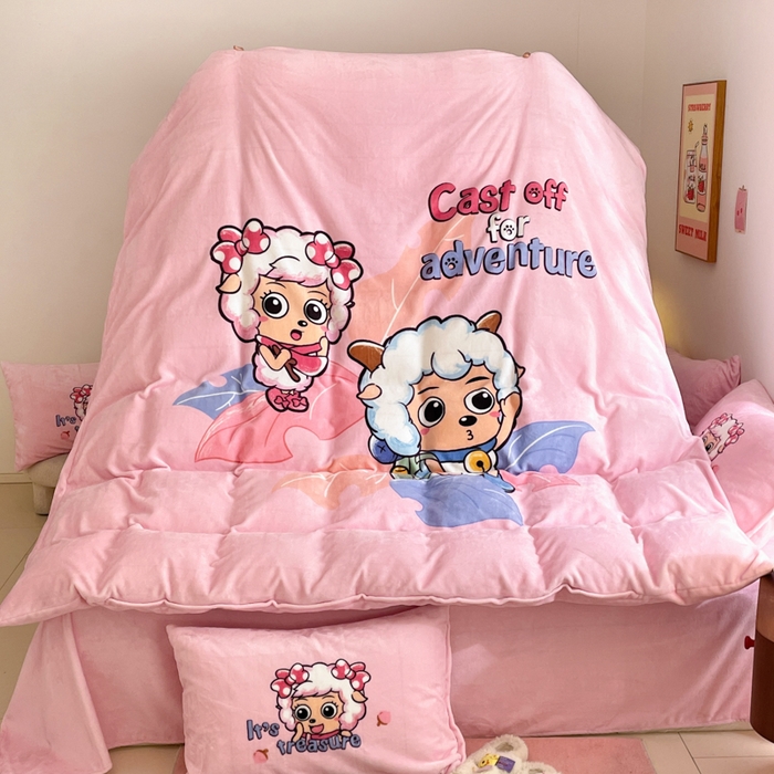 91家纺网 家纺一手货源 找家纺 鸿森林 2025新款牛奶绒大版数码印花喜羊羊与灰太狼系列四件套 甜心伙伴