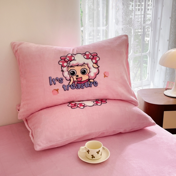 91家纺网 家纺一手货源 找家纺 鸿森林 2025新款牛奶绒大版数码印花喜羊羊与灰太狼系列四件套 甜心伙伴