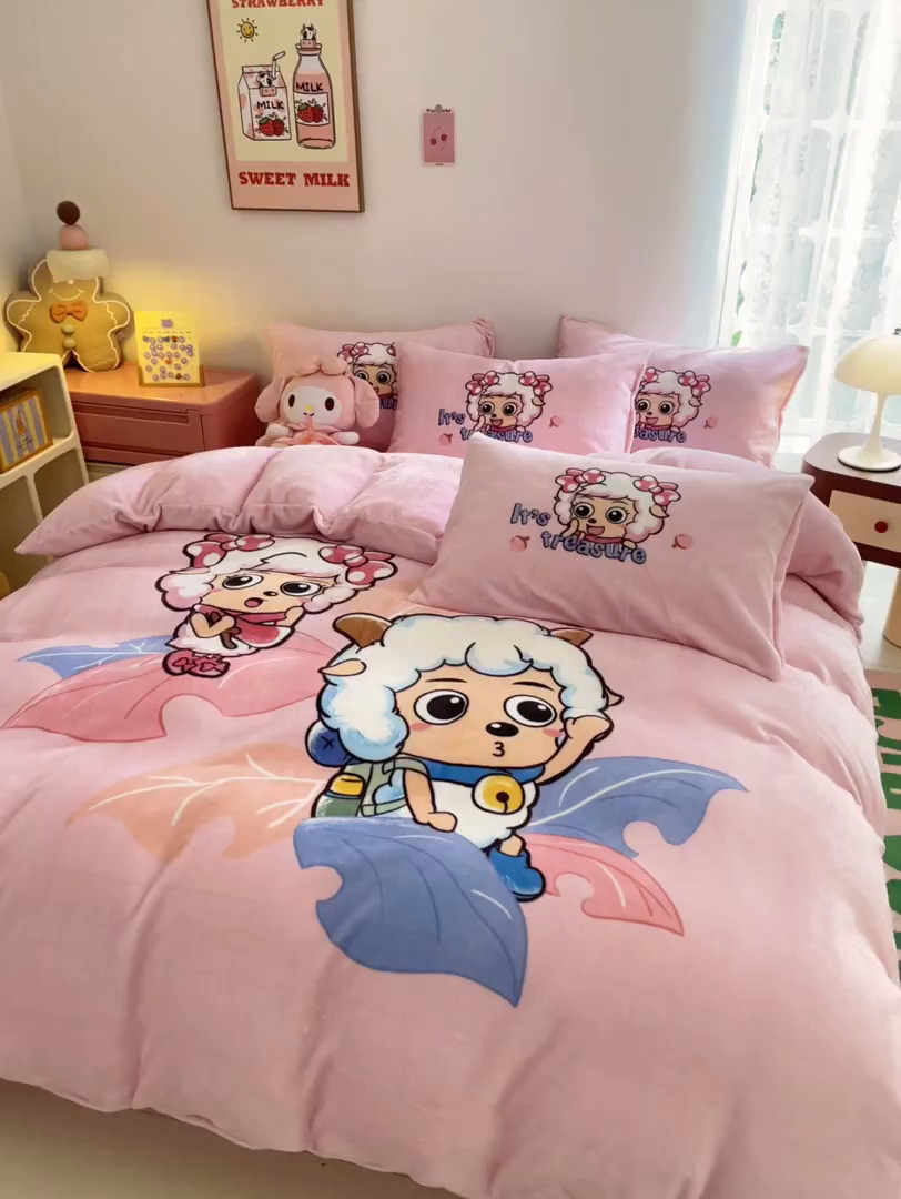 91家纺网 家纺一手货源 找家纺 鸿森林 2025新款牛奶绒大版数码印花喜羊羊与灰太狼系列四件套 甜心伙伴