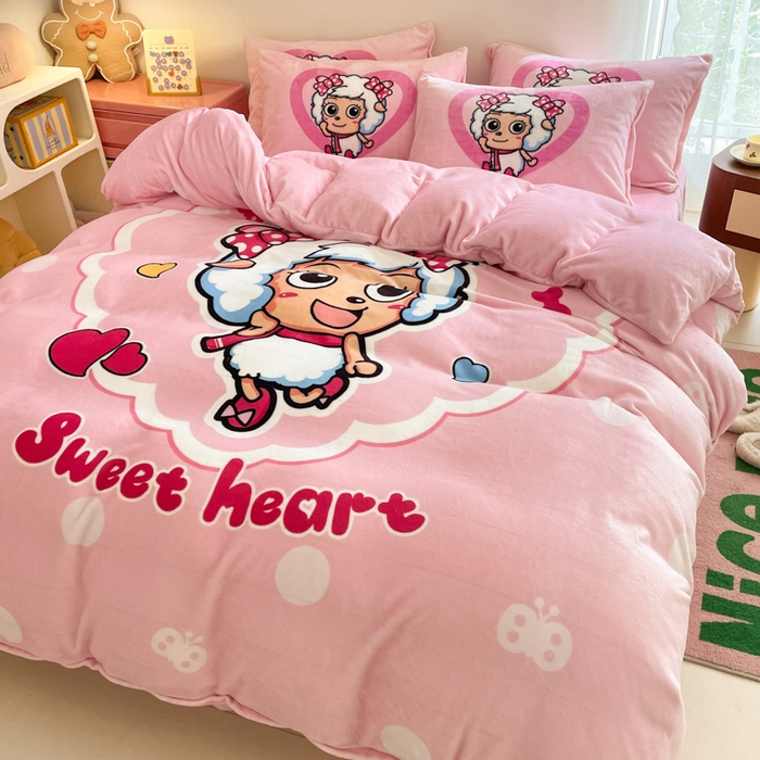 91家纺网 家纺一手货源 找家纺 鸿森林 2025新款牛奶绒大版数码印花喜羊羊与灰太狼系列四件套 甜心美羊羊