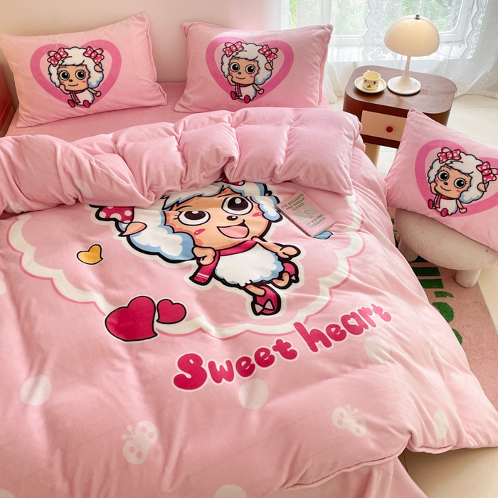 91家纺网 家纺一手货源 找家纺 鸿森林 2025新款牛奶绒大版数码印花喜羊羊与灰太狼系列四件套 甜心美羊羊