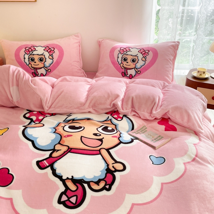 91家纺网 家纺一手货源 找家纺 鸿森林 2025新款牛奶绒大版数码印花喜羊羊与灰太狼系列四件套 甜心美羊羊