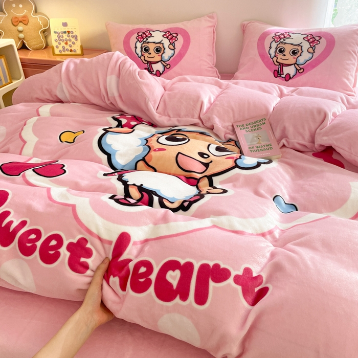 91家纺网 家纺一手货源 找家纺 鸿森林 2025新款牛奶绒大版数码印花喜羊羊与灰太狼系列四件套 甜心美羊羊