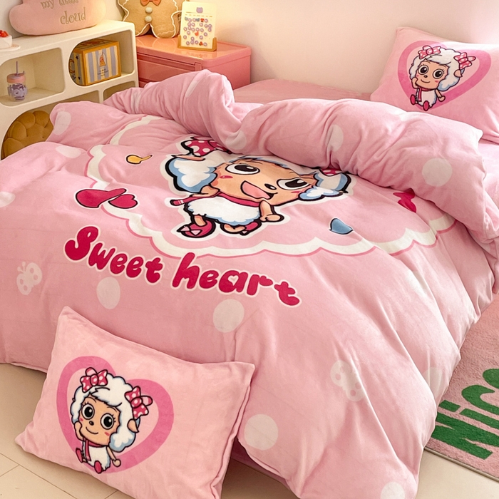 91家纺网 家纺一手货源 找家纺 鸿森林 2025新款牛奶绒大版数码印花喜羊羊与灰太狼系列四件套 甜心美羊羊