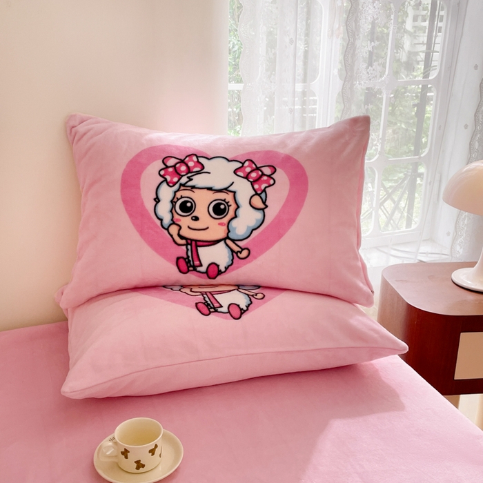 91家纺网 家纺一手货源 找家纺 鸿森林 2025新款牛奶绒大版数码印花喜羊羊与灰太狼系列四件套 甜心美羊羊