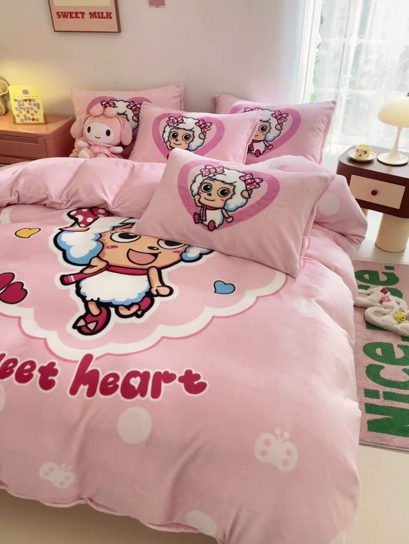 91家纺网 家纺一手货源 找家纺 鸿森林 2025新款牛奶绒大版数码印花喜羊羊与灰太狼系列四件套 甜心美羊羊