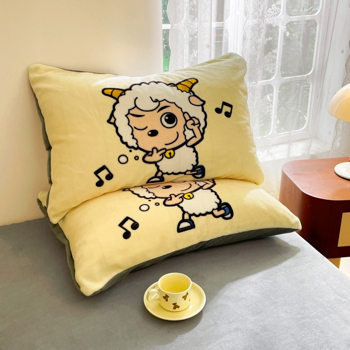 91家纺网 家纺一手货源 找家纺 鸿森林 2025新款牛奶绒大版数码印花喜羊羊与灰太狼系列四件套 铁杆萌友