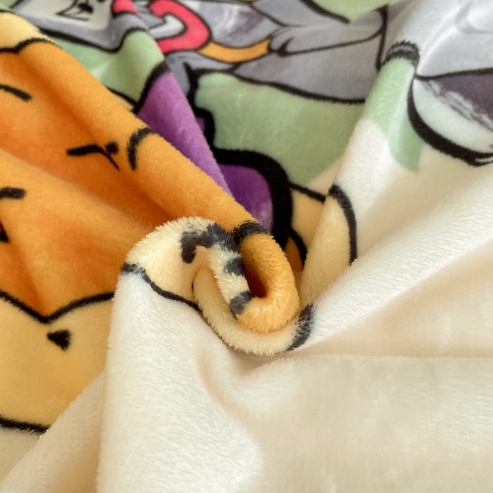 91家纺网 家纺一手货源 找家纺 鸿森林 2025新款牛奶绒大版数码印花喜羊羊与灰太狼系列四件套 寻宝之旅