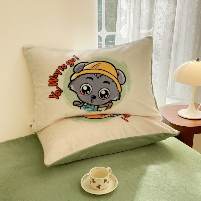 91家纺网 家纺一手货源 找家纺 鸿森林 2025新款牛奶绒大版数码印花喜羊羊与灰太狼系列四件套 寻宝之旅