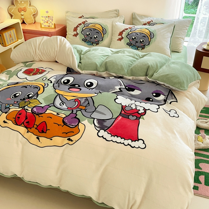 91家纺网 家纺一手货源 找家纺 鸿森林 2025新款牛奶绒大版数码印花喜羊羊与灰太狼系列四件套 寻宝之旅