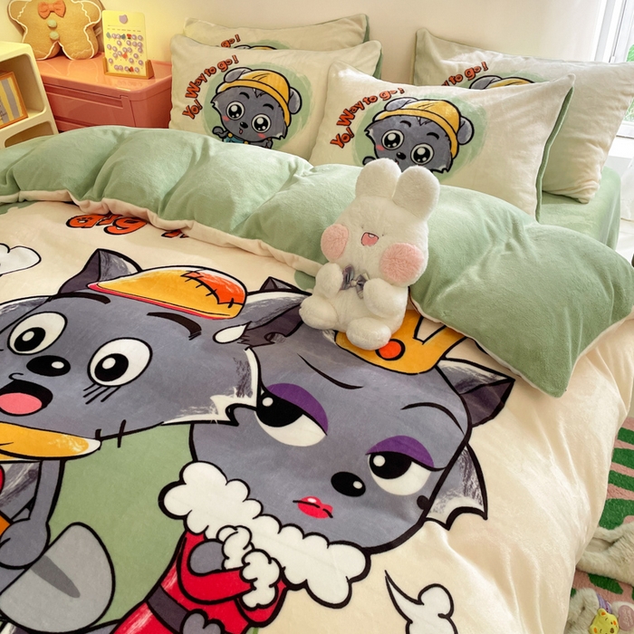 91家纺网 家纺一手货源 找家纺 鸿森林 2025新款牛奶绒大版数码印花喜羊羊与灰太狼系列四件套 寻宝之旅