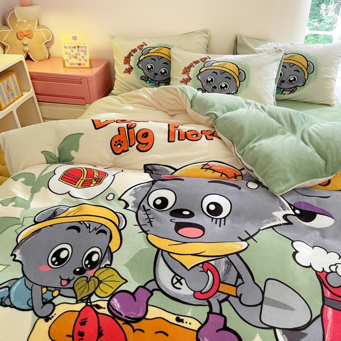 91家纺网 家纺一手货源 找家纺 鸿森林 2025新款牛奶绒大版数码印花喜羊羊与灰太狼系列四件套 寻宝之旅