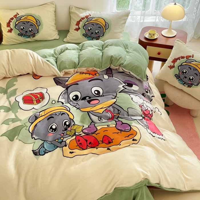 91家纺网 家纺一手货源 找家纺 鸿森林 2025新款牛奶绒大版数码印花喜羊羊与灰太狼系列四件套 寻宝之旅