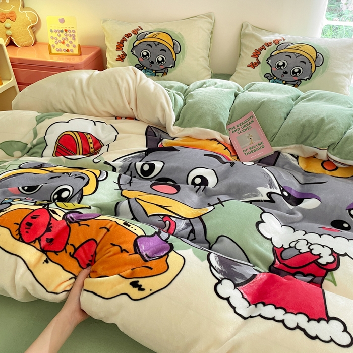 91家纺网 家纺一手货源 找家纺 鸿森林 2025新款牛奶绒大版数码印花喜羊羊与灰太狼系列四件套 寻宝之旅