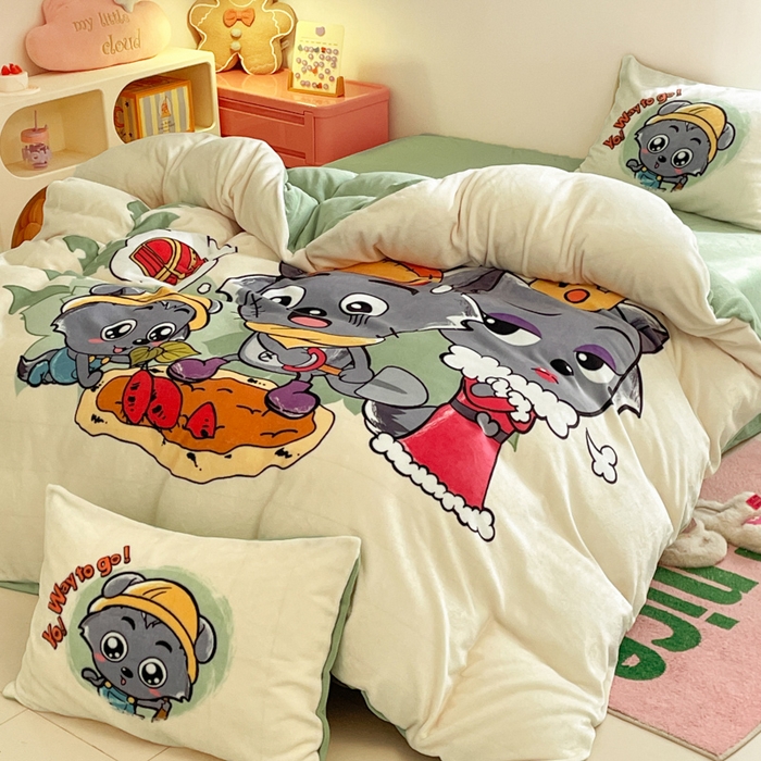 91家纺网 家纺一手货源 找家纺 鸿森林 2025新款牛奶绒大版数码印花喜羊羊与灰太狼系列四件套 寻宝之旅