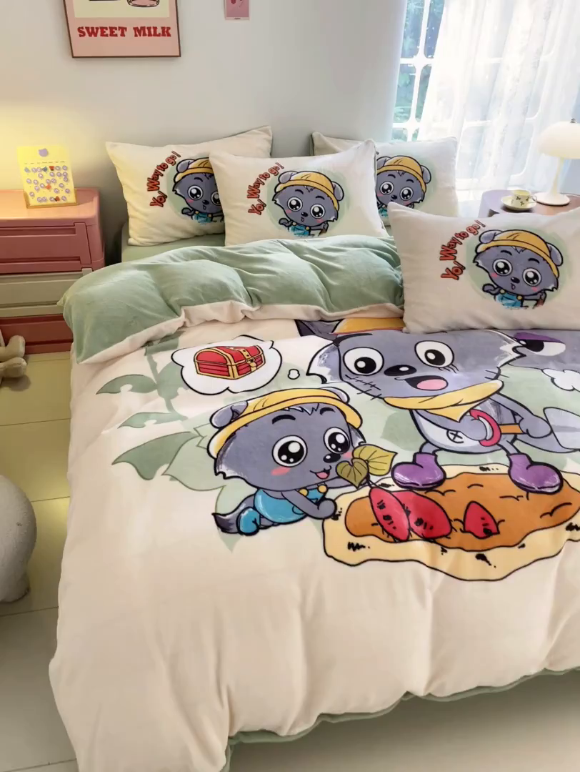 91家纺网 家纺一手货源 找家纺 鸿森林 2025新款牛奶绒大版数码印花喜羊羊与灰太狼系列四件套 寻宝之旅