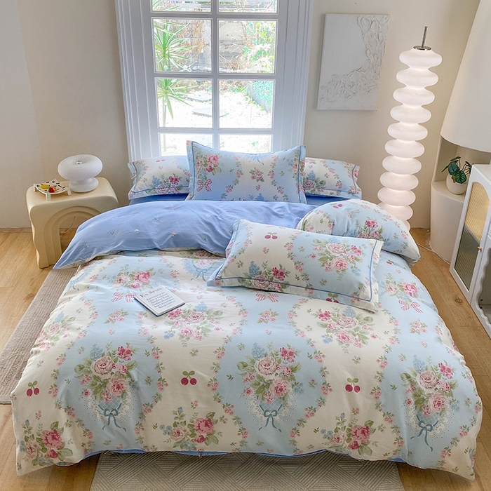 91家纺网 家纺一手货源 找家纺 钰锦铂2025新款直播爆款全棉四件套13070吊边床单一字绣印花纯棉四件套 爱丽丝—蓝