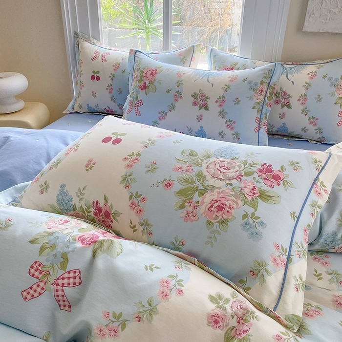 91家纺网 家纺一手货源 找家纺 钰锦铂2025新款直播爆款全棉四件套13070吊边床单一字绣印花纯棉四件套 爱丽丝—蓝