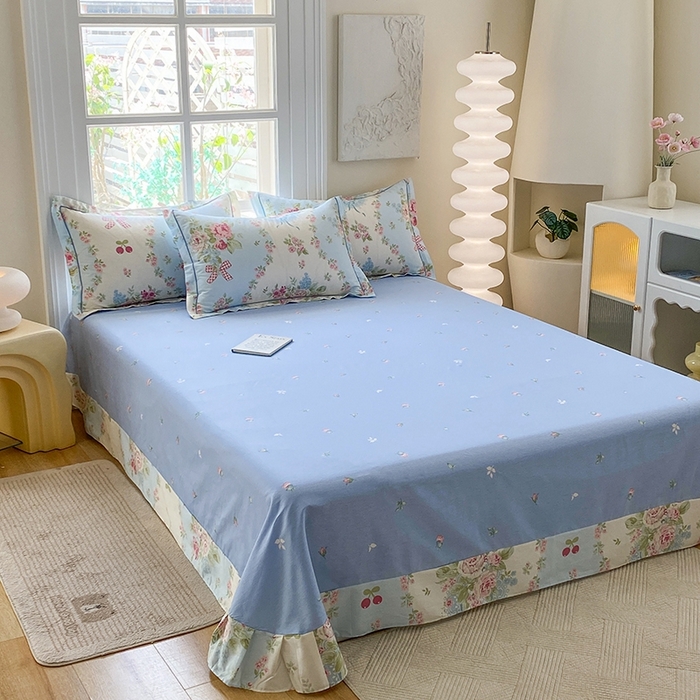 91家纺网 家纺一手货源 找家纺 钰锦铂2025新款直播爆款全棉四件套13070吊边床单一字绣印花纯棉四件套 爱丽丝—蓝