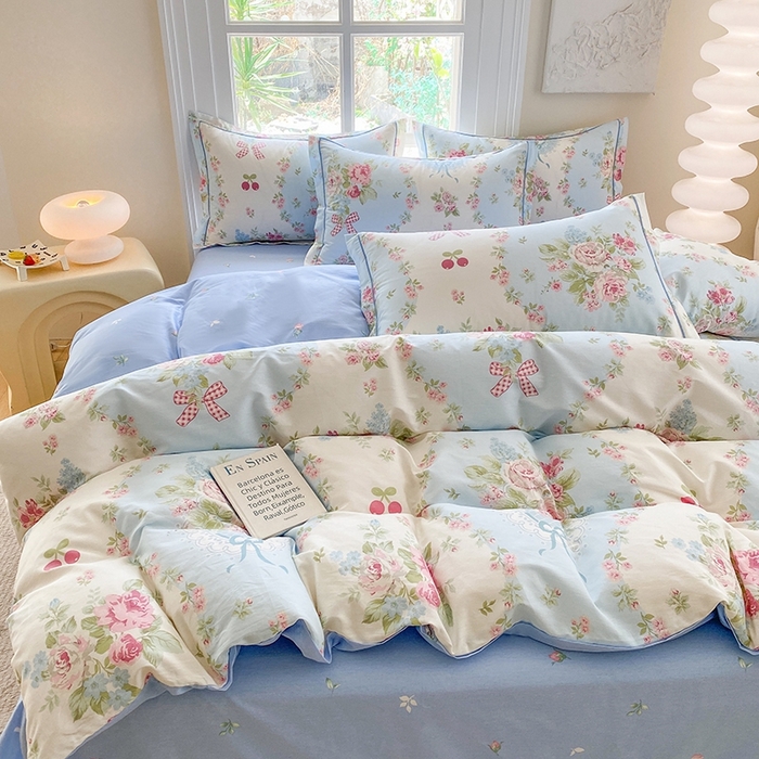 91家纺网 家纺一手货源 找家纺 钰锦铂2025新款直播爆款全棉四件套13070吊边床单一字绣印花纯棉四件套 爱丽丝—蓝